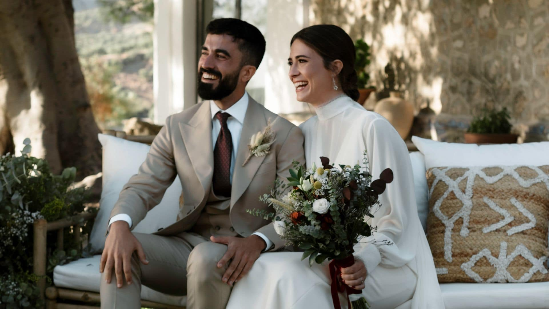 Un vestido de novia desmontable y con lazada en la espalda para la boda de Laura en Córdoba