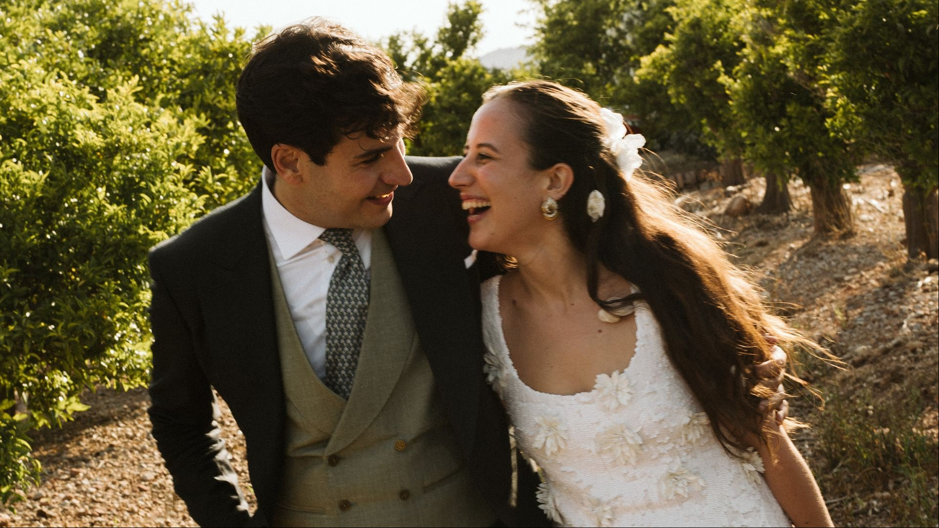 Dos vestidos de novia con bordados y una melena llena de flores: la boda de Paloma Reguillo en Castellón