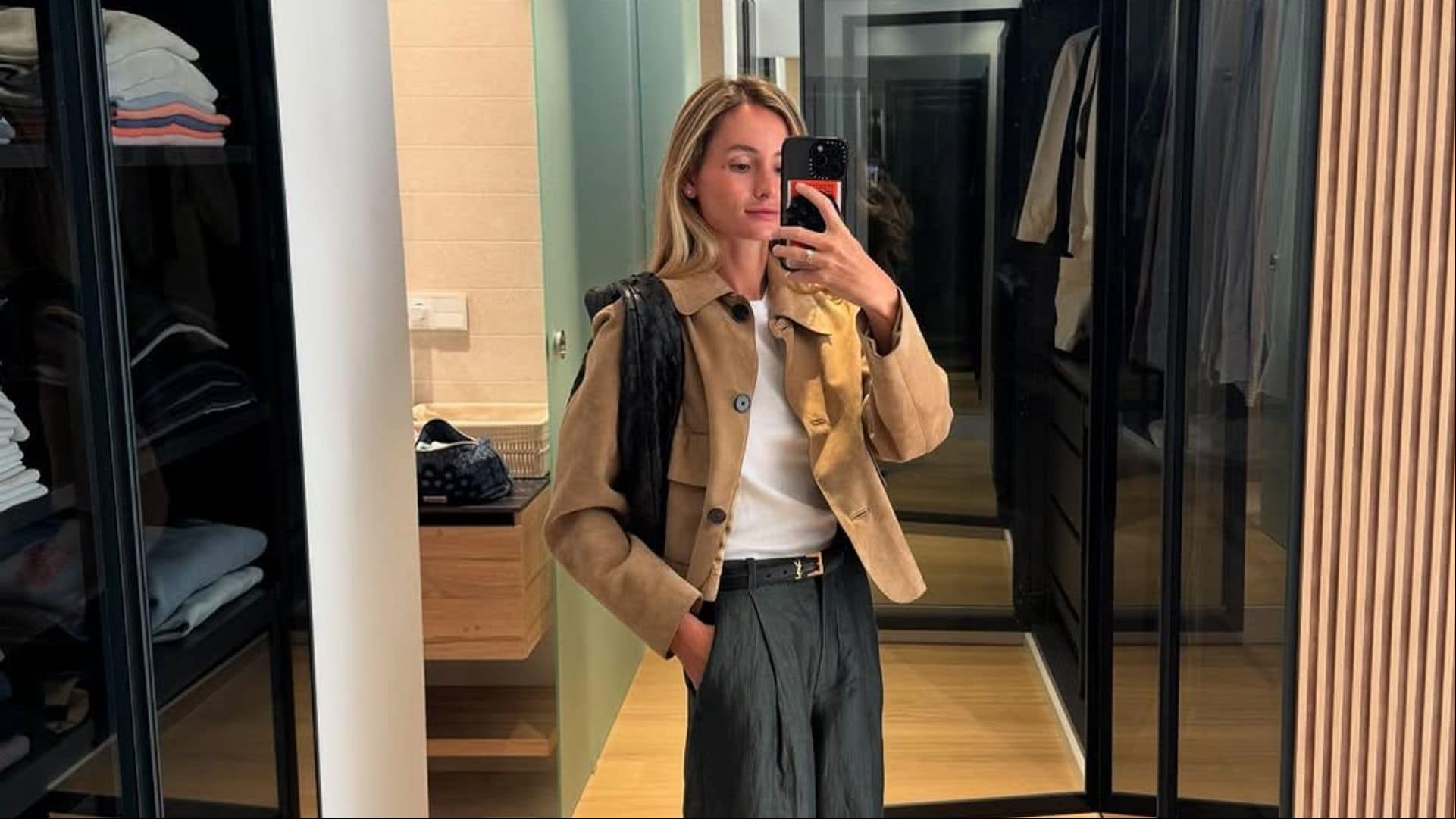 Este es el ‘uniforme’ minimalista y elegante de oficina que siempre funciona