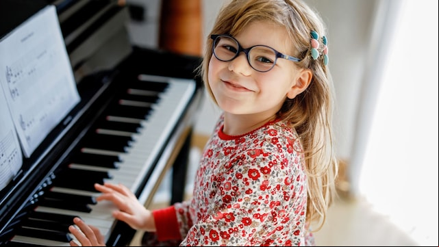 Niña con problemas de lenguaje tocando el piano