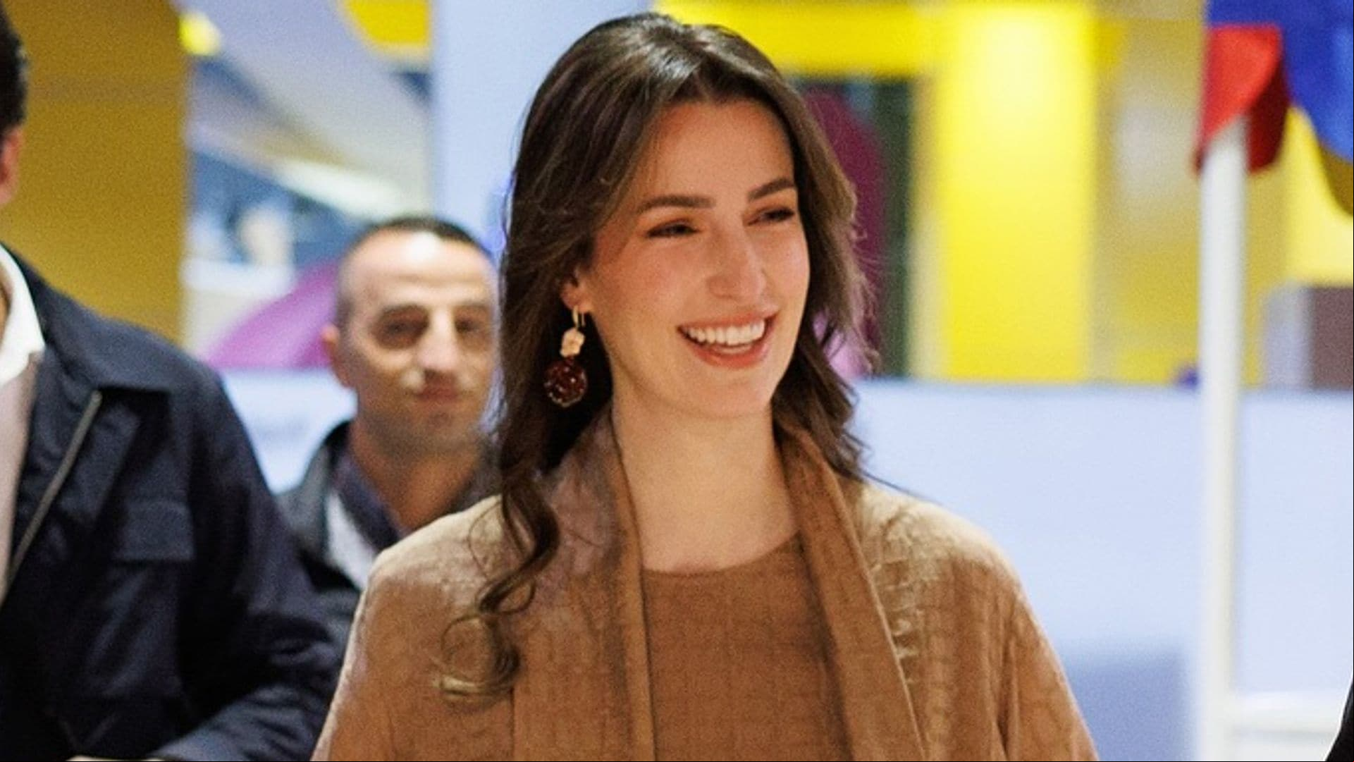 Rajwa de Jordania estrena un icónico bolso de más de 5.000 euros que conecta con la reina Rania