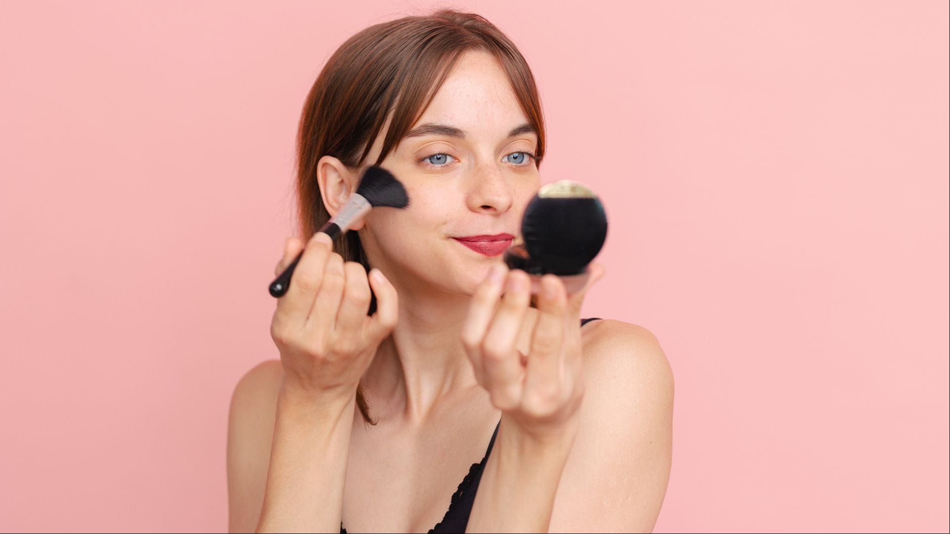 El truco de maquillaje de nuestra experta en belleza para disimular el cansancio y conseguir buena cara