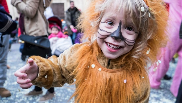Carnaval con niños disfrazados de león en las calles de Barcelona