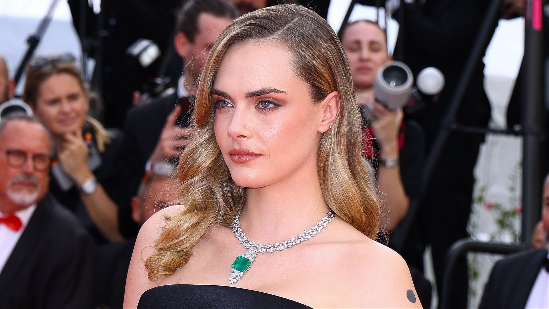 Cara Delevingne luce casi irreconocible en Cannes con cabello oscuro y microfleco