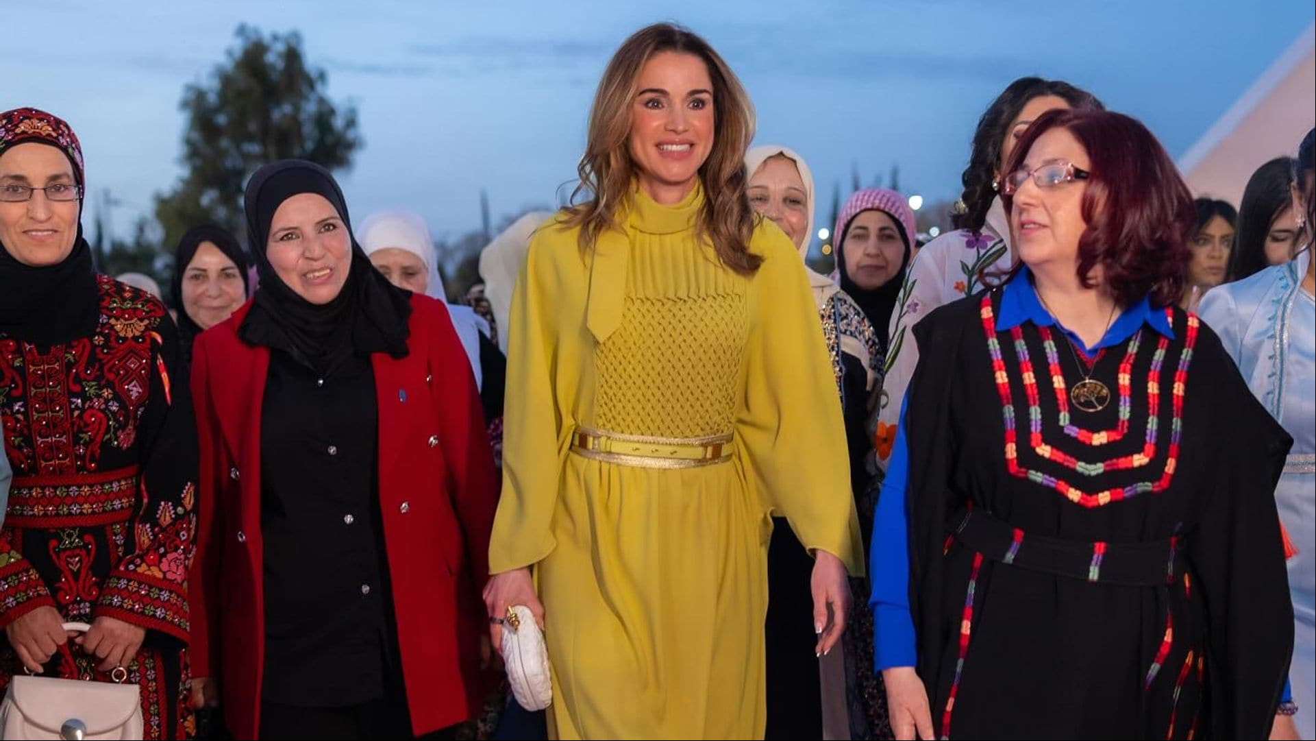 Rania de Jordania continúa con las celebraciones del Ramadán y estrena un caftán de curioso escote