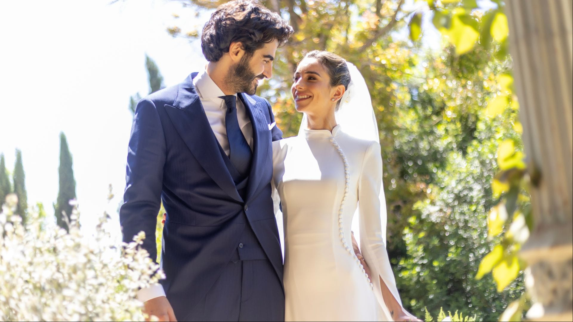 Un vestido de novia de cuello mao y un ramo de orquídeas: la boda de Beatriz en Sevilla