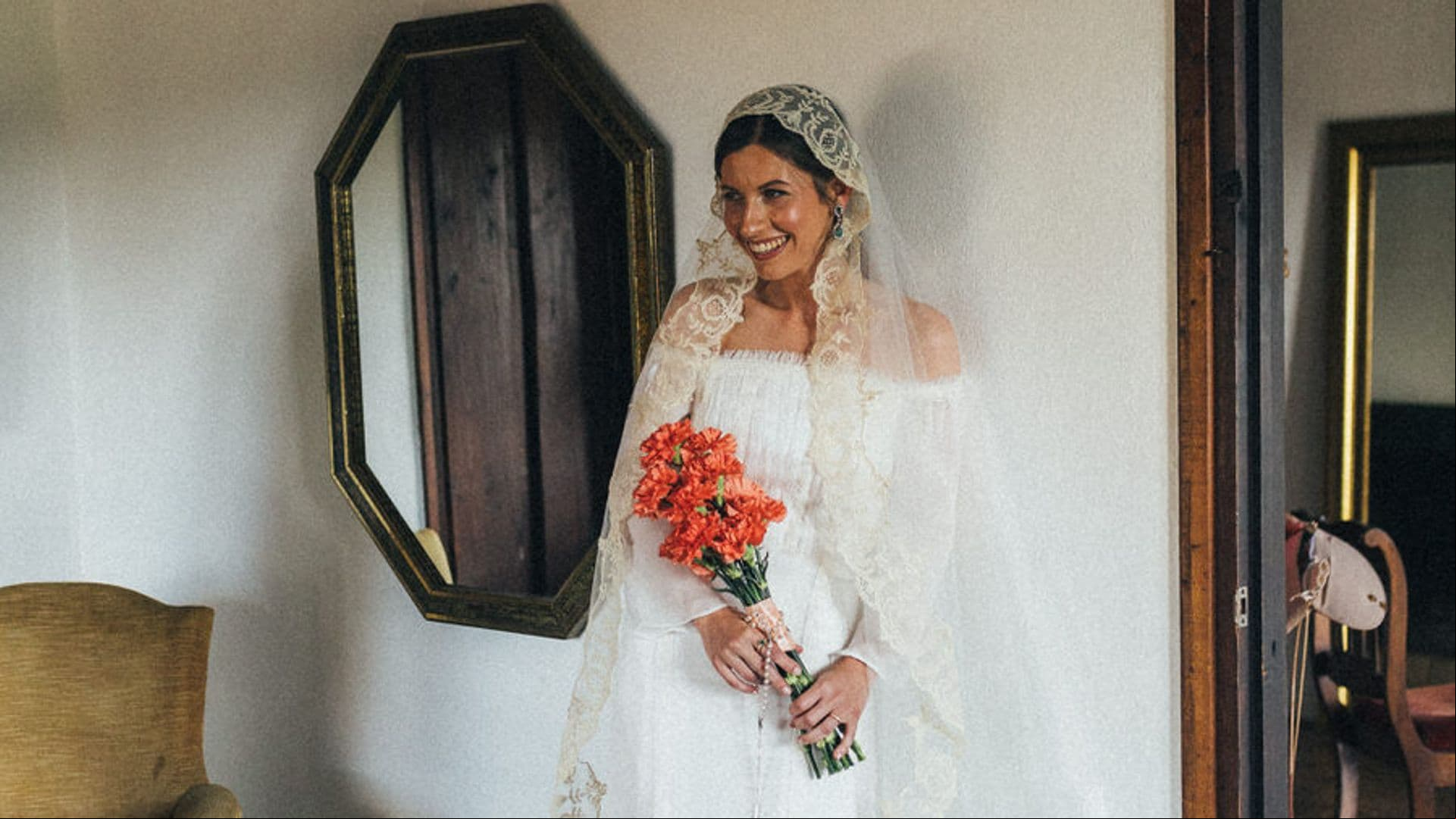 Paula, la novia que llevó un velo familiar del siglo XIX para su boda en Asturias