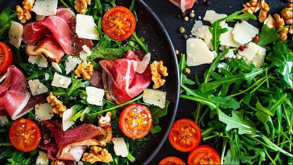 Ensalada de rúcula, jamón, tomate y parmesano
