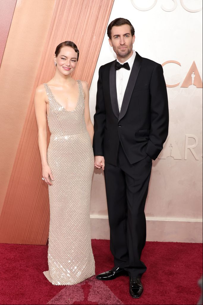 Emma Stone y Dave McCary en la 97. edición en los Premios Oscar en el Dolby Theatre