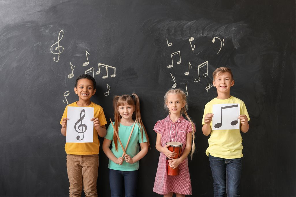 Niños con instrumentos musicales