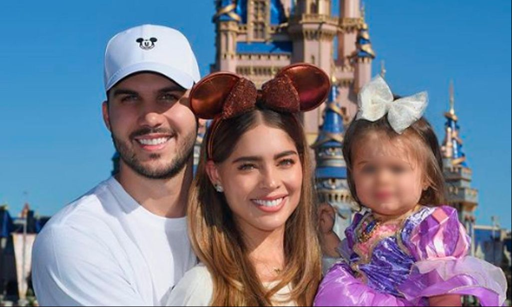 camila avella con su esposo e hija