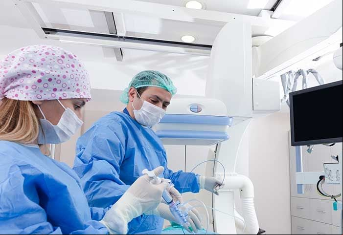 Médicos poniendo un stent