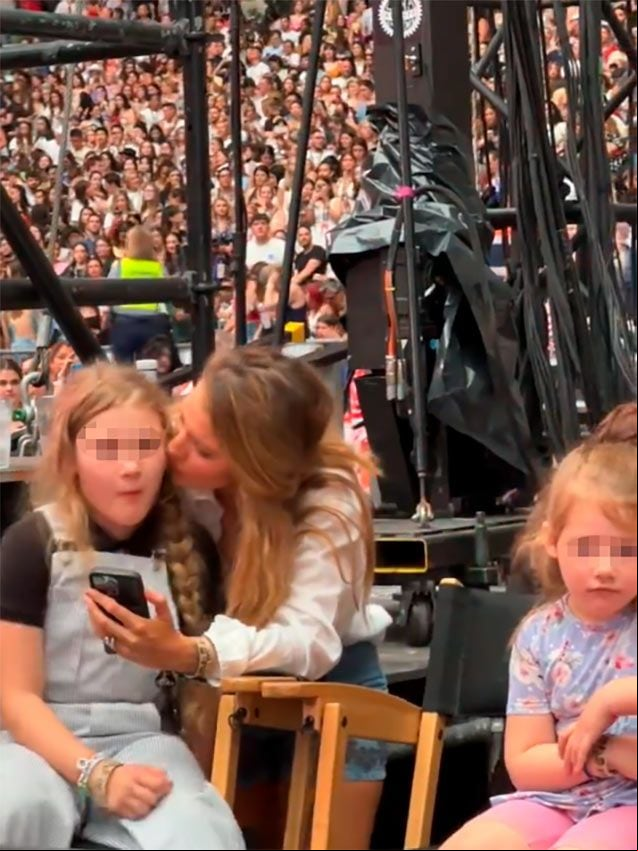 Blake Lively con sus hijas en el concierto de Taylor Swift en Madrid