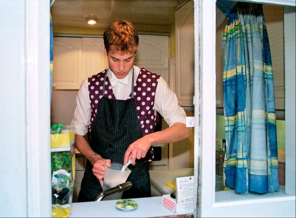 El príncipe Guillermo cocinando durante sus años de internado en el colegio Eton.