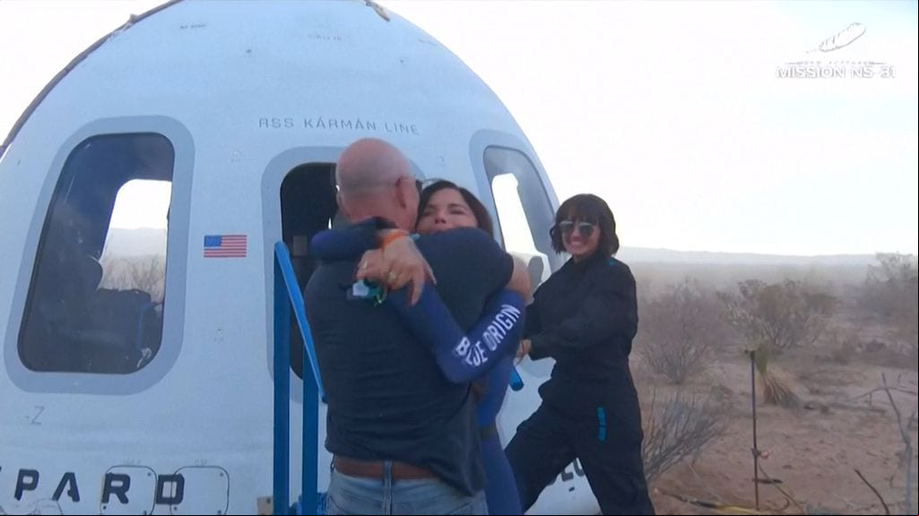 Así fue el reencuentro entre Lauren Sanchez y Jeff Bezos, tras el vuelo espacial.