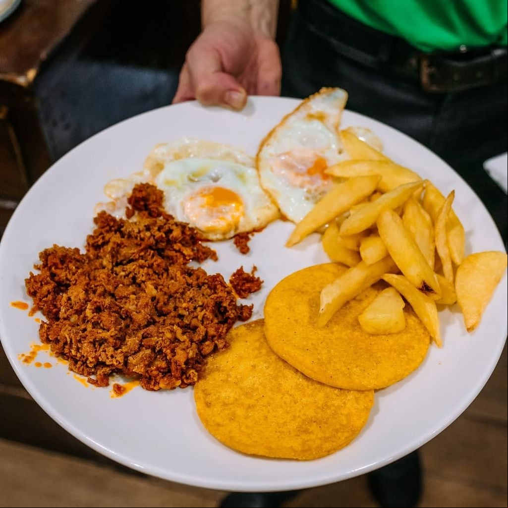 Huevos fritos con patatas, picadillo y tortos de maíz