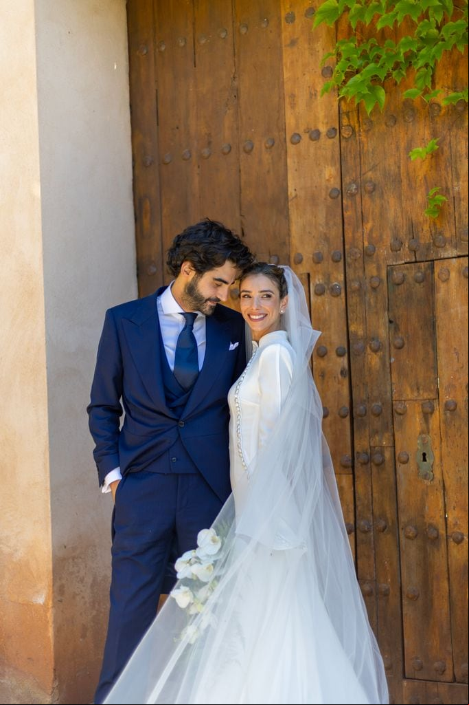 Vestido de novia botonadura lateral con cuello mao