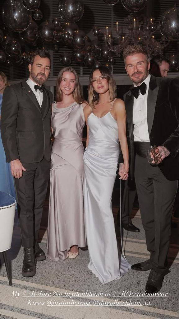 El actor Justin Theroux acudió a la celebración de los Beckham con su esposa Nicole Brydon Bloom.