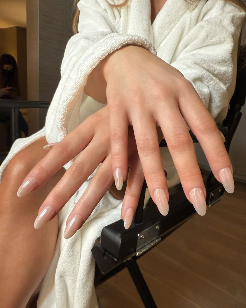 Puedes darle un giro al naked mani con un acabado aperlado.