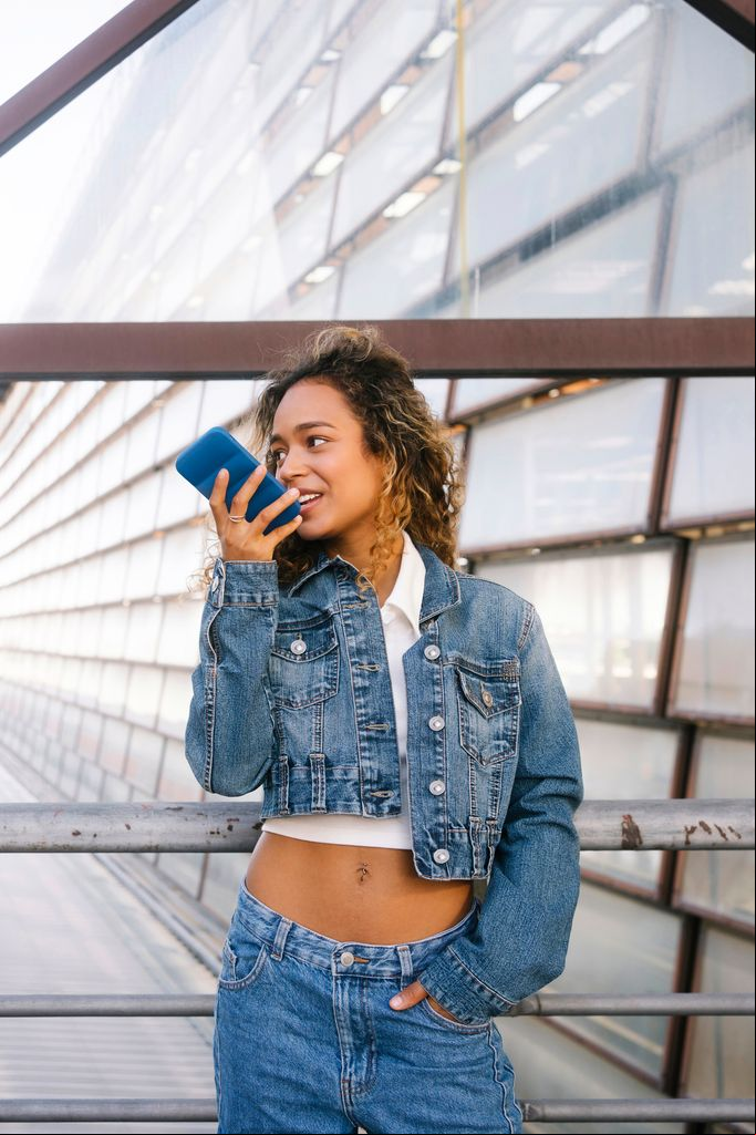 chica hablando movil