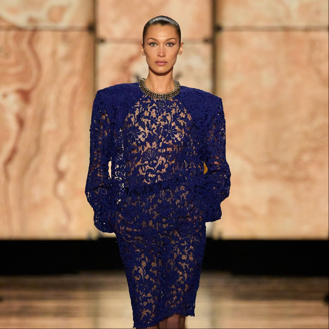 Saint Laurent cierra Paris Fashion Week con la presencia exclusiva de Bella Hadid
