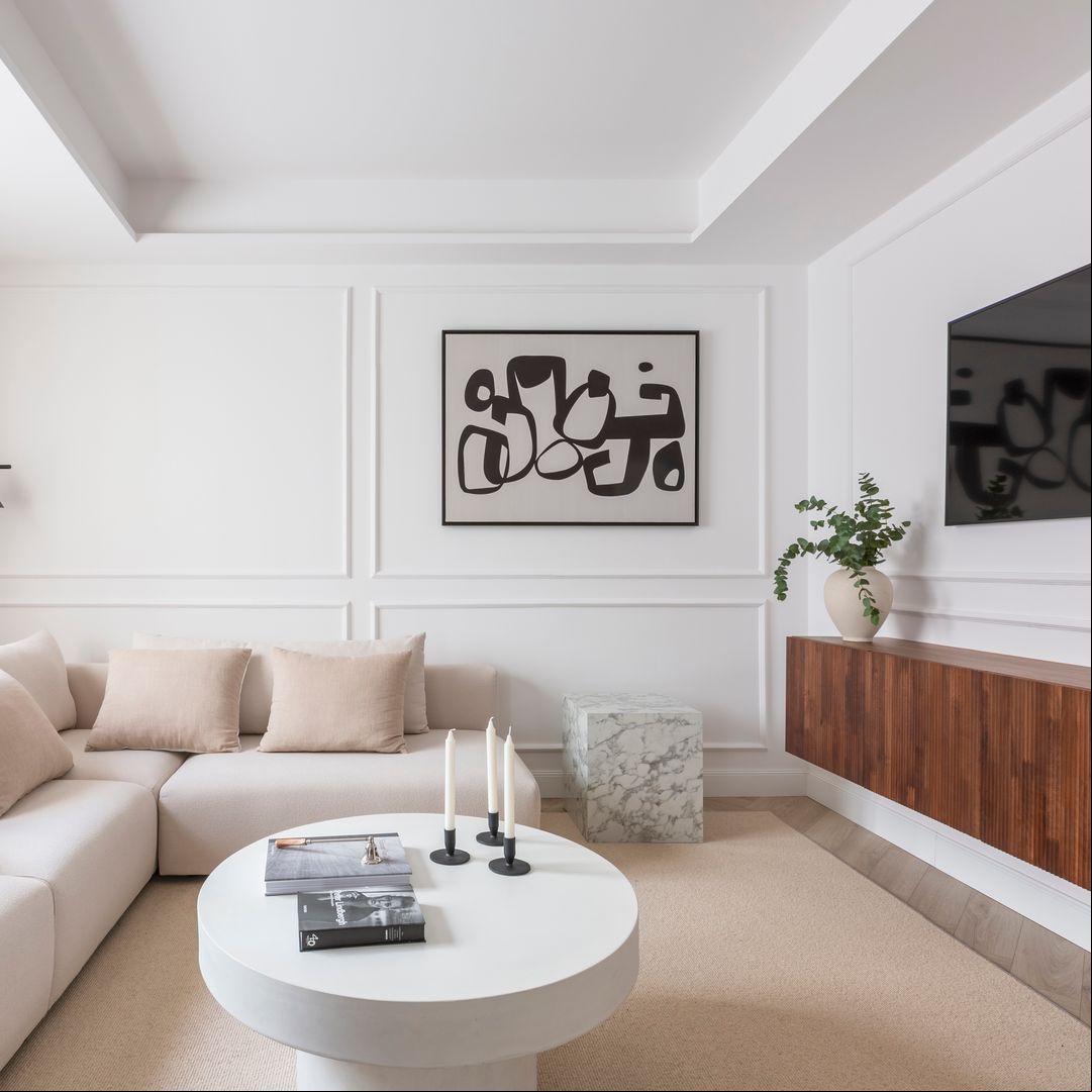 Tendencias de decoración 2025: cómo elegir cuadros y darle un aire moderno a tu salón