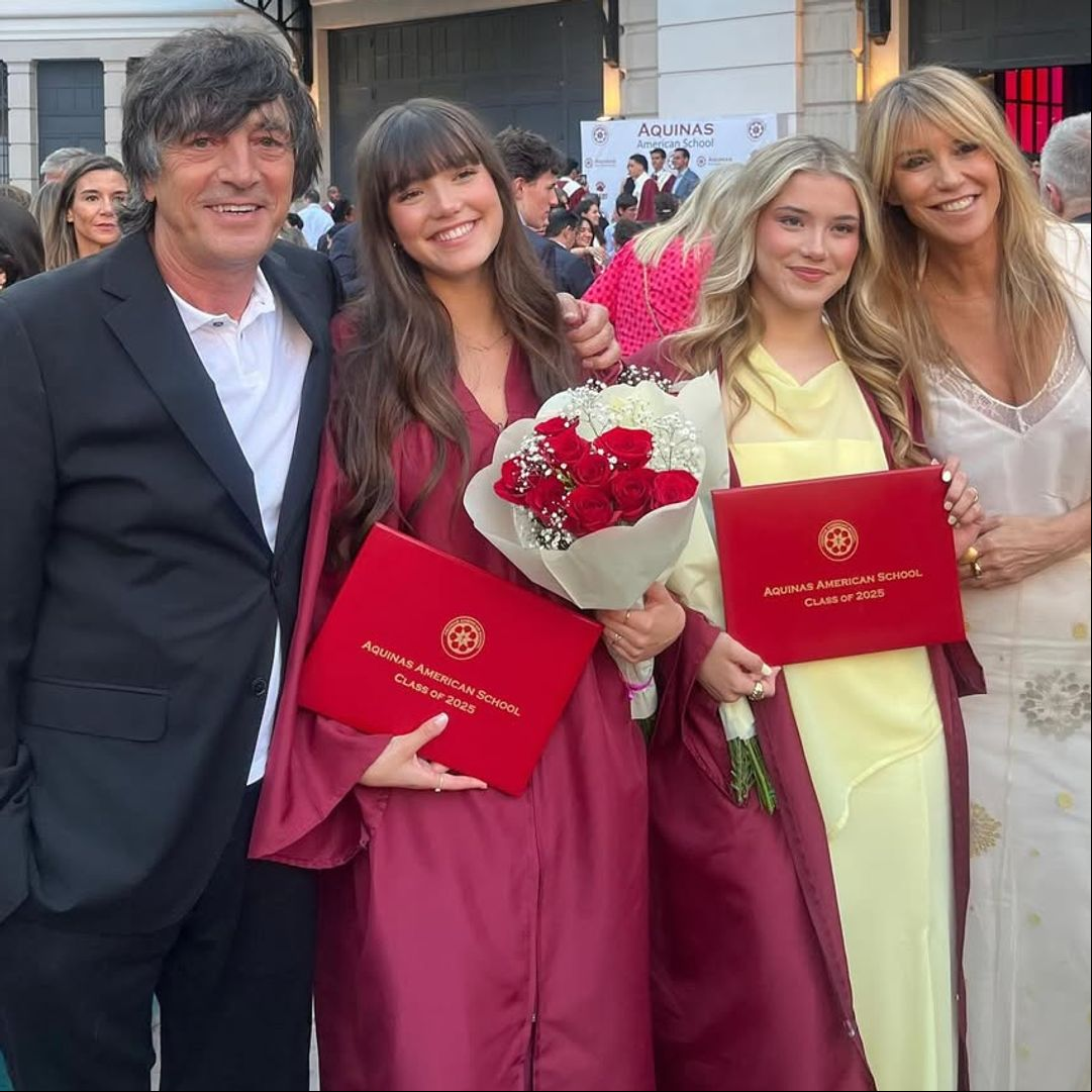 Raquel Meroño y su exmarido, Santi Carbones, en la graduación de sus hijas, Martina y Daniela