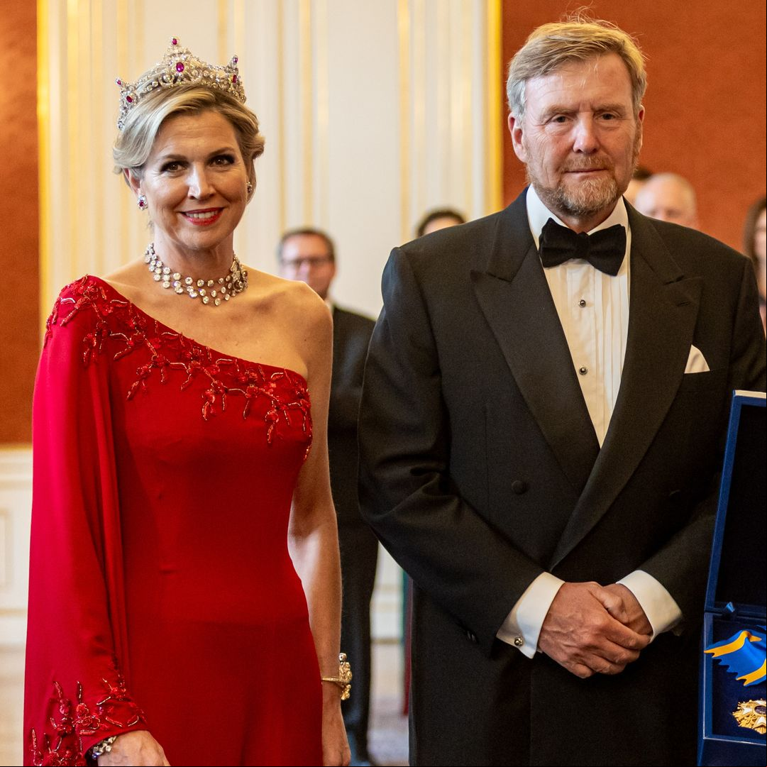 Máxima de Holanda brilla en República Checa con la tiara Mellerio de rubíes y un vestido 'rojo Letizia'