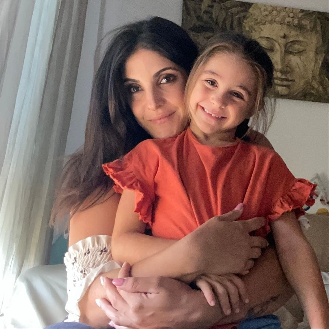 Raquel, madre de Martina, que sufre dermatitis atópica grave: 'Es una enfermedad muy incapacitante y desesperante'