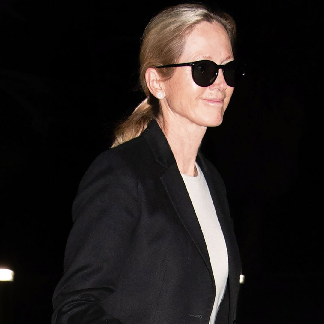 Miranda Rijnsburger, elegante hasta para viajar en un vuelo de 11 horas junto a sus perros y sus hijos