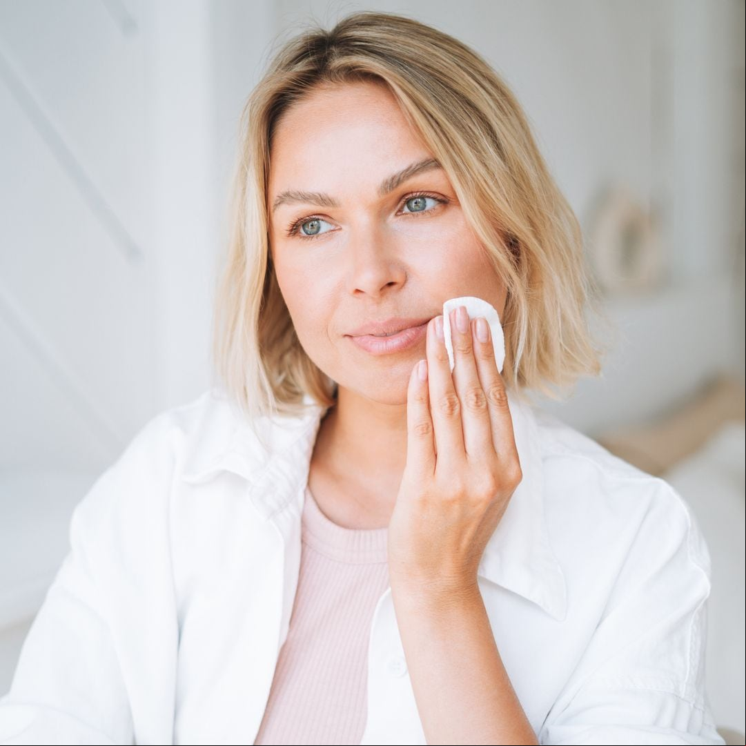Los consejos de los dermatólogos para exfoliar la piel: "ayuda a prevenir el envejecimiento prematuro, reducir manchas y suavizar cicatrices"